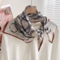 Foulard carré chic en lin avec motif de chaîne, élégant foulard de 70cm pour femmes et sacs. - Chaîne Interstellaire Kaki
