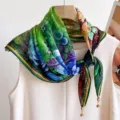 Mujer elegante pañuelo cuadrado con pintura al óleo, bufanda ligera tacto de seda verde variante - Brillante