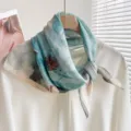 Petit foulard carré en coton et lin 70cm camélia bleu écharpe pour femme élégante. - Peinture à l'Huile Étang Vert Menthe