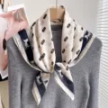 Élégant foulard carré en soie avec imprimé calèche vintage, tour de cou élégant noir et blanc. - Calèche Lettres - Blanc