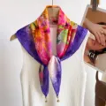 Pañuelo cuadrado floral colorido con borde morado y colgante elegante, accesorio ligero. - Rojos y púrpuras vivos