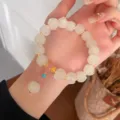 Vista dettagliata del braccialetto di perle di loto smaltato, gioiello floreale fatto a mano. - Stile Ciondolo Loto