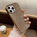 Primo piano dettagliato della custodia per telefono di lusso con strass brillanti e bordo dorato. - Oro