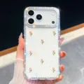 Primer plano de una funda de teléfono brillante de diamantes de imitación con detalles. - Blanco con Purpurina (Strass Tulipán 3D) / iPhone17