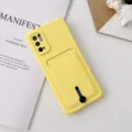 Détail coque de téléphone silicone jaune, support de carte et sangle béquille gros plan - Jaune