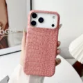 Vista detallada de la lujosa funda de teléfono rosa con motivo de cocodrilo y gran marco. - Rosa