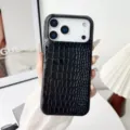 Primer plano de la funda de teléfono de cocodrilo negro, acabado brillante, detalle elegante. - iPhone17 / Negro