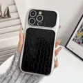 Vista detallada de la funda de teléfono con patrón de cocodrilo de lujo para iPhone. - Compatible con iPhone 17 / Negro