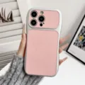 Detalle de funda de teléfono de cuero rosa, diseño de cintura fina con borde plateado. - Compatible con iPhone 17 / Rosa