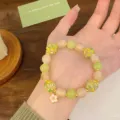 Bracelet de perles en verre glacé doux avec des perles de fleurs vertes et roses, féerique. - Style Jaune Jasmin d'Hiver