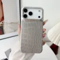Vista detallada de la funda para iPhone con textura de cocodrilo plateada y protección. - iPhone17 / Plateado