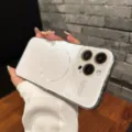 Detalle de funda de teléfono magnética galvanizada con protección de cámara. - Plata