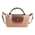 Elegante bolso de hombro rosa de nailon con asa de piel marrón y herrajes dorados. - Rosa loto