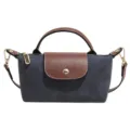 Bolso bandolera de nylon estilo vintage con solapa de cuero marron para mujer chic. - Azul marino