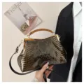 Retro snakeskin pattern kiss-lock handbag, elegant vintage shoulder crossbody bag for women. - Black
