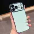 Vista dettagliata della custodia per cellulare ondulata galvanizzata verde chiaro con cuore. - Verde erba