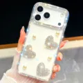 Detalle de funda de teléfono con estrás, parte trasera transparente con perlas y brillos. - Blanco Con Corazón De Strass / iPhone 13/14