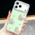 Detalle de funda de teléfono con corazón de estrás y perlas brillantes sobre fondo verde. - Verde Con Corazón De Strass / iPhone 13/14