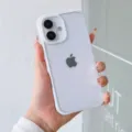 Acryl iPhone Schutzhülle Detail mit weißem Bogenrahmen und durchsichtiger Rückseite. - Großes Loch Stil (iPhone 16 SE) / Weiß