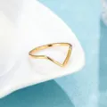 Bague dorée minimaliste en forme de V, anneau géométrique en acier inoxydable pour femmes quotidien. - US 6 / Bague en V / Or