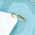 Bague dorée en acier inoxydable en forme de V élégante avec oxydes de zirconium scintillants. - US 6 / Bague en V Pavé Étoilé Or / Or