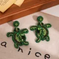 Primo piano di orecchini a tartaruga di perline fatti a mano per vacanze estive. - Stile Tartaruga Verde (A24-281)