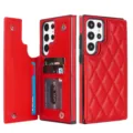 Vista detallada de la funda de cartera de cuero acolchado con ranuras para tarjetas y broches. - Rojo