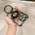 Detalle de funda de teléfono transparente verde con soporte de anillo magnético. - Verde Oscuro
