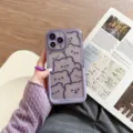 Nahaufnahme der durchsichtigen lila Handyhülle mit süßem Bären-Linienmuster und Halterung. - Lila Linienbär / iPhone 16