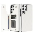 Detalle de funda de cuero acolchado blanco con ranuras para tarjetas y doble cierre. - Blanco