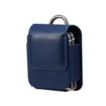 Detailansicht einer blauen Klapphandytasche aus Leder mit Metallhaken für den Alltag - Universal (9.3x8x3cm) / Marineblau