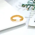Primo piano dettagliato dell'anello di perline dorate con perla e banda elastica. - Taglia unica / Anello Elastico con Perla Singola