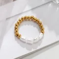 Elegante anello elastico con perle d'acqua dolce naturali e perline metalliche dorate 14k. - Taglia unica / Anello Elastico con Perle Multiple