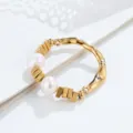 Anello in vera perla d'acqua dolce, anello elastico geometrico placcato oro in acciaio. - Taglia unica / argento frantumato