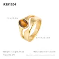Vue rapprochée de la bague minimaliste double en acier inoxydable avec détail de pierre. - Taille US 6 | Taille HK 13 | Circonférence 52mm / Œil de tigre
