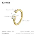 Vue détaillée de la bague ouverte irrégulière avec zircone étincelante et texture. - US 6 / Or