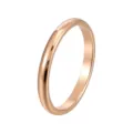 Gros plan d'un anneau fin et lisse or rose minimaliste 2mm bijou en métal géométrique. - Taille 5 / Or rose