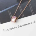 Prachtige roze gouden schelp cilindrische roterende hanger ketting, elegante luxe titanium. - Roségoud / Roze Moederschelp / Sleutelbeentketting