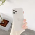 Primer plano detallado de la funda de teléfono esmerilada minimalista con tacto suave y ajuste preciso. - Borde Recto Blanco Transparente / iPhone 7/8/SE