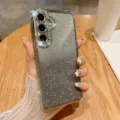 Dettaglio di una custodia per telefono scintillante con strass sfumati e cornice brillante. - Argento Strass Glitter Sfumato / Samsung A15