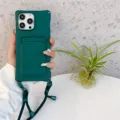 Donkergroene telefoonhoes detail met handig kaartenfach en verstelbaar koord voor onderweg. - Donkergroen + koord / iPhone16promax