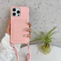 Gedetailleerd overzicht van het roze siliconen hoesje met kaarthouder en handige koord. - Roze + Lanyard