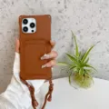 Bruine siliconen telefoonhoesje met kaartsleuf en verstelbare draagriem voor dagelijks gebruik. - Bruin + koord
