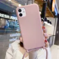 Gedetailleerd overzicht van het roze siliconen hoesje met koord, matte afwerking en zachte grip. - Zandroze / iPhone16promax
