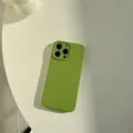 Funda de teléfono de silicona líquida verde sólido con protección completa de cámara. - iPhone 15 Pro / Verde Mostaza