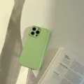 Funda de silicona líquida verde para iPhone con recortes precisos de cámara para protección - iPhone 15 Pro / Verde Frijol