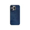 Detalle de la funda de teléfono de mezclilla azul, con recortes precisos de cámara y tela. - iPhone 15 / Azul marino