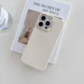 Coque de téléphone minimaliste en cuir synthétique uni avec cadre d'appareil photo en métal - Blanc Cassé
