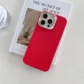 Détail de coque de téléphone rouge en similicuir, superbe protection caméra dorée élégante. - Rouge