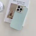 Détail de coque de téléphone en similicuir vert menthe, cadre doré élégant, style minimaliste. - Menthe